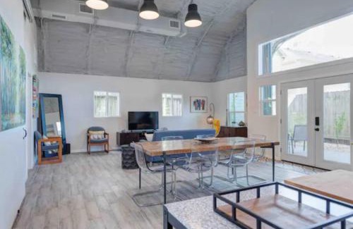 Greater Heights Casa | Industrial chic barndominium w/high ceilings