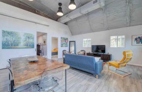 Greater Heights Casa | Industrial chic barndominium w/high ceilings