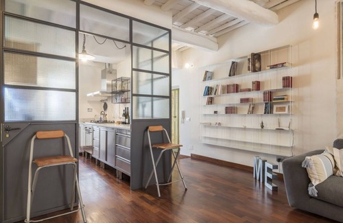 Rione III Colonna Apartamento | Industrial Chic Loft Apartment in Historical Building