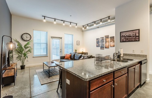Downtown Memphis Apartamento | Industrial KING SUITE downtown with a POOL and GYM