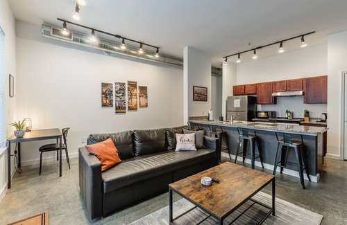 Downtown Memphis Apartamento | Industrial KING SUITE downtown with a POOL and GYM