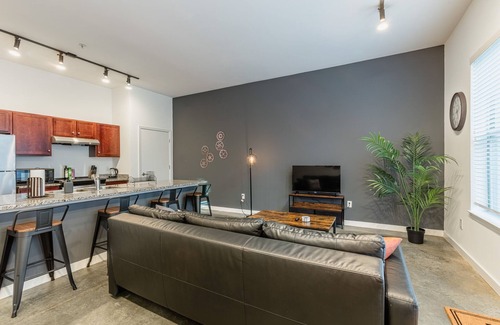 Downtown Memphis Apartamento | Industrial KING SUITE downtown with a POOL and GYM