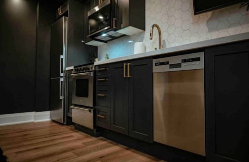 Barrie Apartamento | Industrial Luxury Living w/17ft Ceilings & King bd
