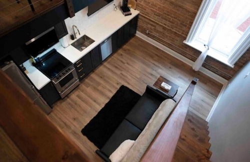Barrie Apartamento | Industrial Luxury Living w/17ft Ceilings & King bd