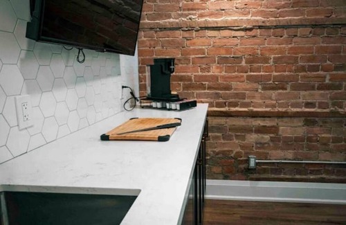 Barrie Apartamento | Industrial Luxury Living w/17ft Ceilings & King bd