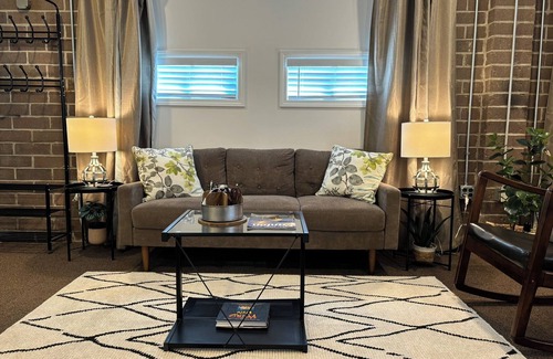 Greentown Casa | Industrial-themed studio centrally located near wineries, HOF, antiques, & more