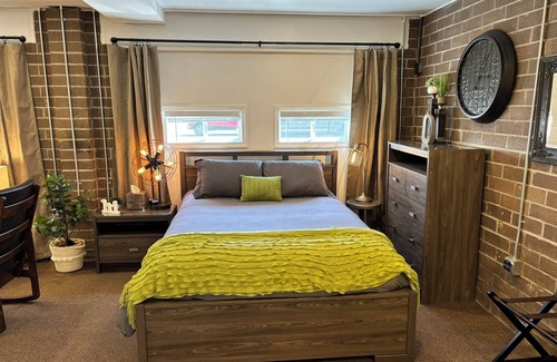 Greentown Casa | Industrial-themed studio centrally located near wineries, HOF, antiques, & more
