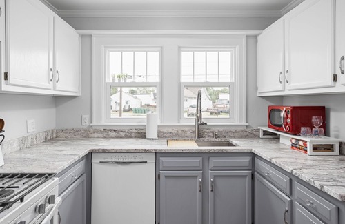 Speedway Casa | Indy Speedway Retreat: King Beds & Near Downtown
