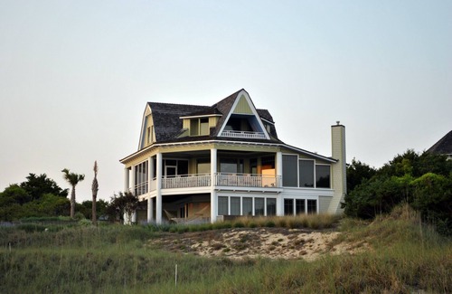 Bald Head Island Casa | Inescapable View es una magnífica propiedad de 7BR / 8BA Dune Ridge con vista al mar.