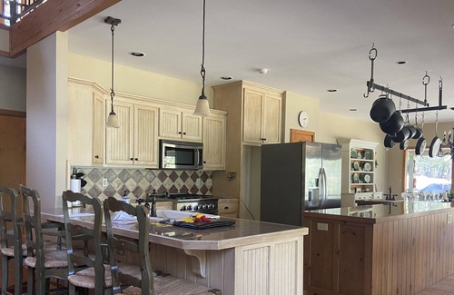 Drasco Chalet De Esquí | Infamous beauty at Stone Pebble Place!