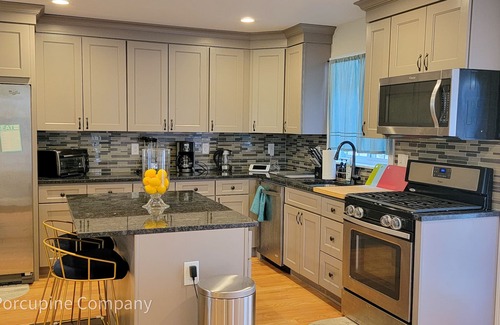 Framingham Casa | Infant-friendly Luxurious 7 Beds, 6 Room Home with BONUS Loft! A Dream Getaway!