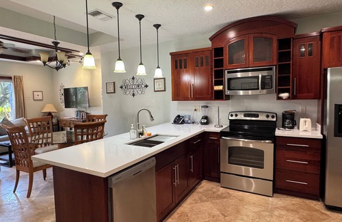 Antoneys Cay Condominio | Bay Infinito; Lujo de 2 dormitorios / 2 baños condominio