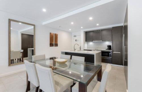 Port Douglas Apartamento | Infinity's Edge - Poolside Retreat at Temple Resort