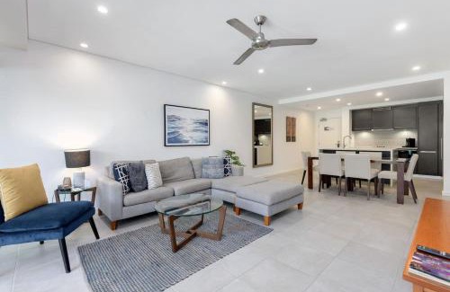 Port Douglas Apartamento | Infinity's Edge - Poolside Retreat at Temple Resort