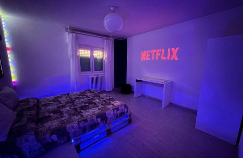 Rivazzurra Apartamento | INFONDOALMAR RIMINI -Intero Apt Indipendente-Netflix-MetroMare a 40m-Proiettore 4k Cinema-WiFi Fibra-Led-Parcheggio-Riscaldamento-