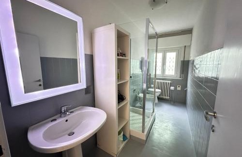 Rivazzurra Apartamento | INFONDOALMAR RIMINI -Intero Apt Indipendente-Netflix-MetroMare a 40m-Proiettore 4k Cinema-WiFi Fibra-Led-Parcheggio-Riscaldamento-