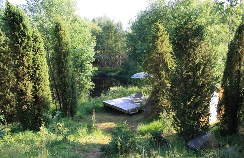 Vastra Torup Casa | Ingas Stuga, casa de vacaciones muy bien equipada en un paraje natural de 2000 m2