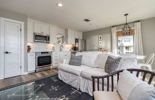 Inlet Beach Condominio | ¡Haga sus planes de primavera temprano en la unidad de esquina del piso superior "Sunny Side Up"!