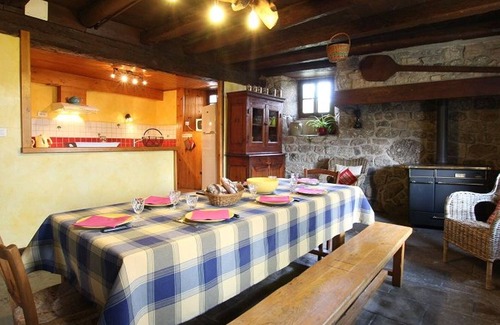 Cubelles Casa | Casa rural Cubelles, 4 dormitorios, 10 personas