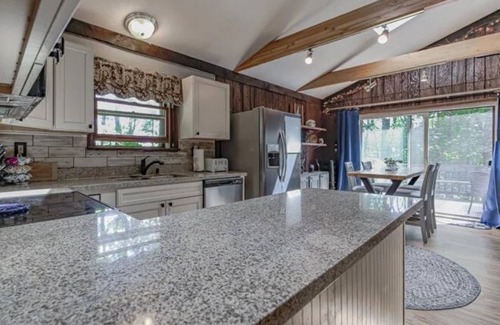 Lake Harmony Estates Cabina | Inn Harmony- Cabin with Fun Game Room, Large Hot Tub, close to EVERYTHING!