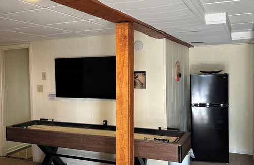 Lake Harmony Estates Cabina | Inn Harmony- Cabin with Fun Game Room, Large Hot Tub, close to EVERYTHING!