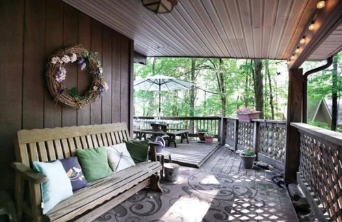 Lake Harmony Estates Cabina | Inn Harmony- Cabin with Fun Game Room, Large Hot Tub, close to EVERYTHING!