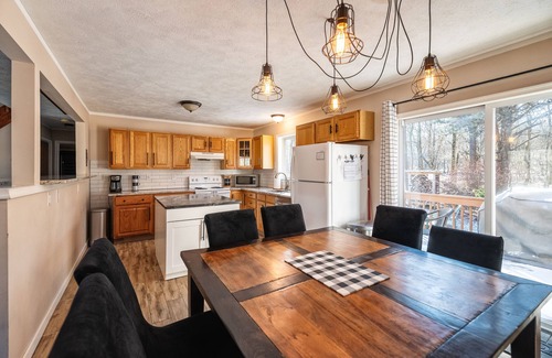 Albrightsville Casa | Inn Kognito 4 Modern Farmhouse, Fireplace, HOT TUB, Sauna, Fire Pit, game room