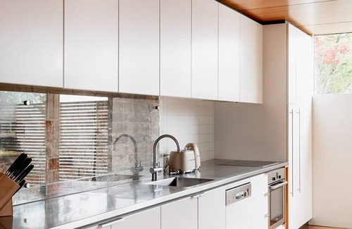 Hobart Central Business District Casa | Inner-city sanctuary with off-street parking