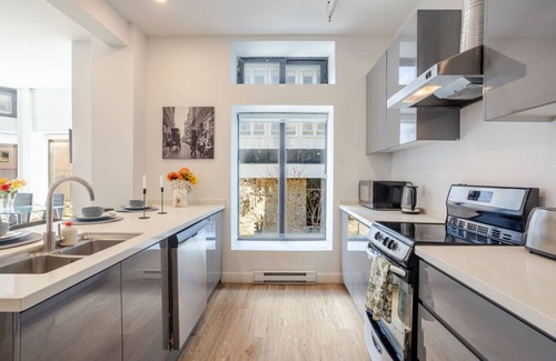 Downtown Montreal Apartamento | Inner-City Studio on Bishop -Heart of MTL ZX0