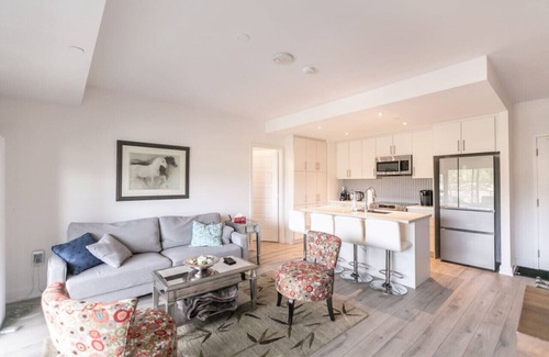 Innisfil Apartamento | Innisfil 2BR Condo | Balcony, BBQ & Fire Table