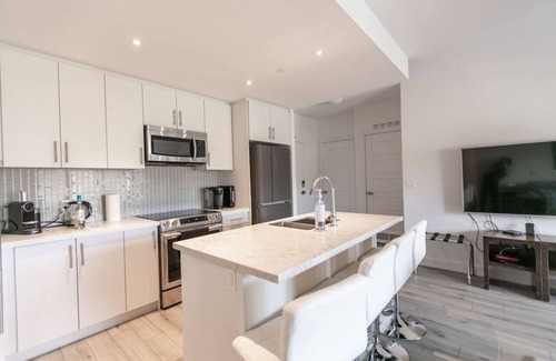 Innisfil Apartamento | Innisfil 2BR Condo | Balcony, BBQ & Fire Table