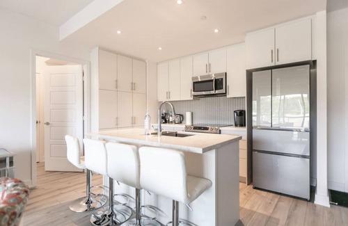 Innisfil Apartamento | Innisfil 2BR Condo | Balcony, BBQ & Fire Table