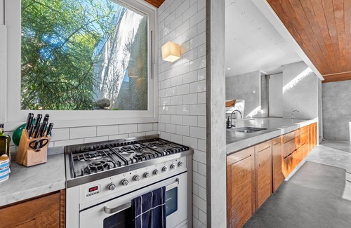 Toowong Casa | Inside Out! ~ 3 Bed House ~ Toowong