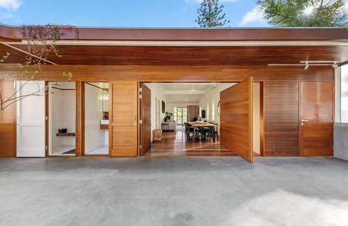 Toowong Casa | Inside Out! ~ 3 Bed House ~ Toowong