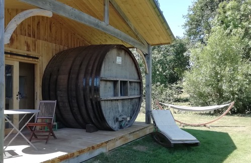 Baguer-Pican Cabina | INSOLITE Un barril en un entorno verde.
