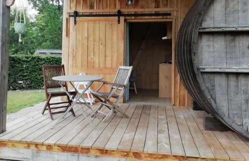 Baguer-Pican Cabina | INSOLITE Un barril en un entorno verde.