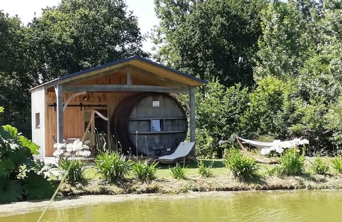 Baguer-Pican Cabina | INSOLITE Un barril en un entorno verde.