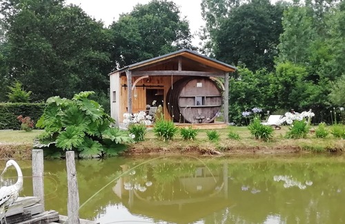 Baguer-Pican Cabina | INSOLITE Un barril en un entorno verde.