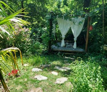Saumane Otro | Insolite - Nuit à la belle étoile dans gazébo thaï près de la rivière