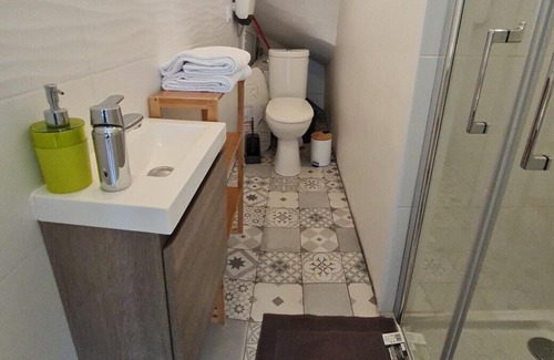 Villenave-d'Ornon Apartamento | Inspirantly homespots "Rose" Jacuzzi