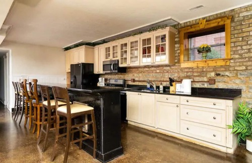 Lake View East Casa | Inspiring Stone Grotto Sleeps 10-20 & Free Parking