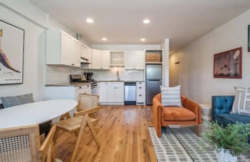Evanston Apartamento | Insta-worthy, 1BR 1BA Apartment in Evanston
