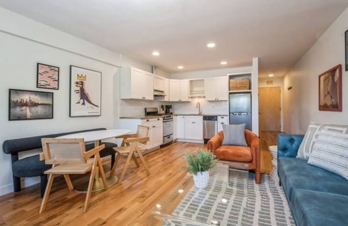 Evanston Apartamento | Insta-worthy, 1BR 1BA Apartment in Evanston