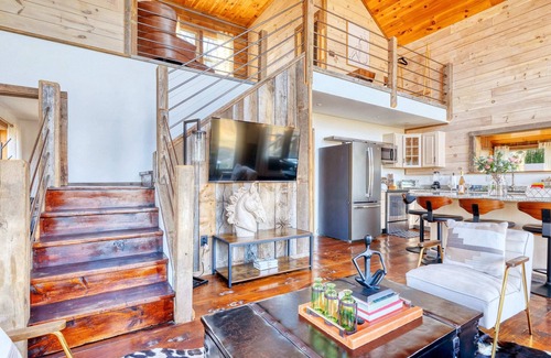 Sterling Cabina | Insta-worthy Cabin w/ Hot Tub on 10 Private Acres