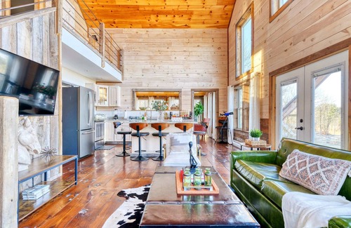 Sterling Cabina | Insta-worthy Cabin w/ Hot Tub on 10 Private Acres