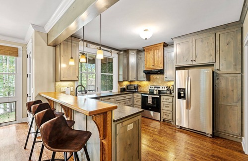 Townville Casa | Insta-Worthy Lakefront Home w/ Dock + Fire Pit & Game Room
