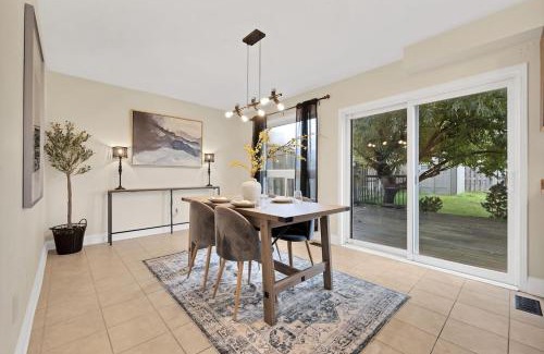 Cambridge Casa | Instaworthy Home - Relaxing Patio - Hot tub & BBQ