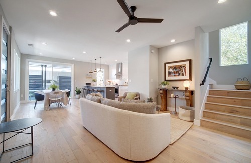 North Loop Casa | Propiedad de diseño de interiores: construcción nueva y muebles nuevos