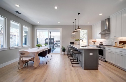 North Loop Casa | Propiedad de diseño de interiores: construcción nueva y muebles nuevos
