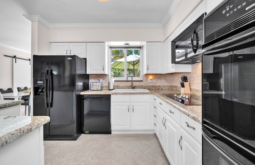 Coral Heights Casa | Intimate 4 BR W/Heated Pool + Amazing Outdoor Area
